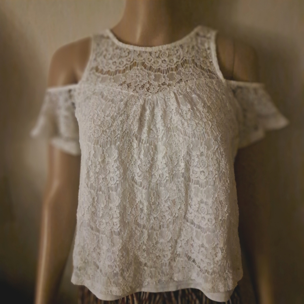 BCX EUC  White Lace Cold Shoulder Crop Top Xs/Sm